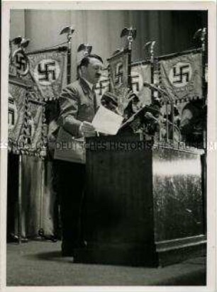Adolf Hitler spricht zur Eröffnung der Automobilausstellung in Berlin