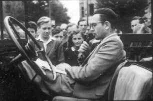 Berlin. Reporter Gerhard Heidebreck, auf dem Beifahrerplatz eines Kübelwagens sitzend, bei einer Übertragung für die Hörfunksendung "Berlin im RIAS" (Serie "Rundfunk")