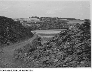 Lehesten. Ortsansicht von der Schieferhalde südlich des Bahnhofes
