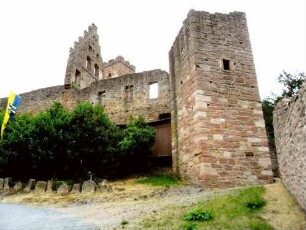 Ansicht von Nordnordwesten mit viereckigem Torturm am ersten Tor zum Aufgang in die Kernburg