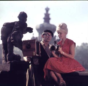 100 Jahre Foto-Dresden. Paar (Moni und Willy) als Fotografen von einst und jetzt mit entsprechender Fototechnik. Dresden-Altstadt, Zwinger
