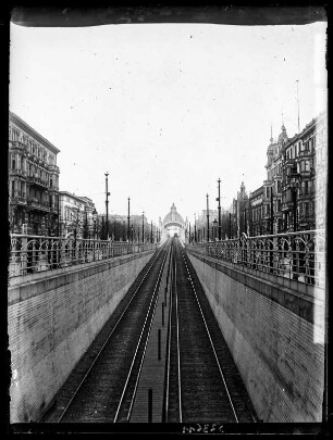 Berlin-Schöneberg. Hoch- und Untergrundbahn. Blick zum Bahnhof Nollendorfplatz