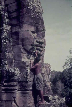 Reisefotos Kambodscha. Angkor. Bayon (1191/1219). Gesichterturm mit Einheimischem