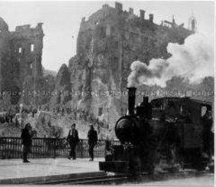 Trümmerbahn vor dem zerstörten Berliner Schloss