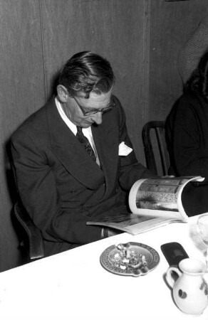 Freiburg: Prinz betrachtet mein Buch