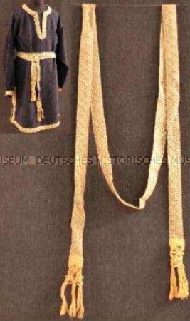 Gürtel - Kostüm eines fränkischen Adligen, Nachbildung (Kittel, Umhang, Hose, Gürtel, Stiefel, Hemd)