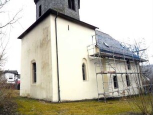 Kirche von Nordosten-im Kern Spätromanische Chorturmkirche-Chorturm mit Schlitzscharten im Obergeschoß-Langhaus einst fest-Gotisch und Barock überformt