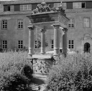 Wiesenburg/Mark. Schloss Wiesenburg, Innenhof mit Brunnen