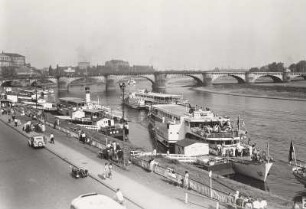 Dresden. Dampferanlegestelle Terrassenufer der Weißen Flotte mit Fahrgastschiff "Friedrich Engels"