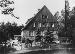 Reinhardtsdorf-Schöna, Nr. 113 a. Fremdenheim (Betriebsferienheim des VEB Fahrzeugelektrik Pirna - Kombinat Ruhla) (um 1935). Gartenseite