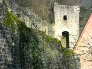 Stadtbefestigung-Stadtmauer über der Hinterstadt im Nordosten mit Hufeisenturm und anschließender Mauer (Wehrgang abgetragen) in Übersicht