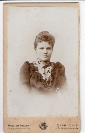 Brustbildaufnahme einer jungen Dame
