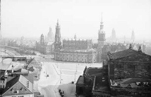 Dresden. Blick vom Turm des Fernheizwerkes : Dresden-Altstadt. Blick vom Turm des Fernheizwerkes über Oper und Theaterplatz zur Katholischen Hofkirche, Residenzschloss und Brühlschen Terrasse