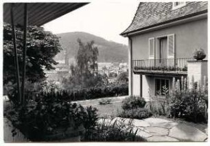 Wohnhaus Dr. R., Heidelberg: Blick vom Garten über die Stadt, Teilansicht Wohnhaus