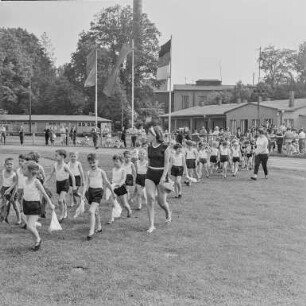 Sportabzeichen : Kinder und Jugendliche legen das Sportabzeichen der DDR ab