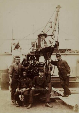 Mannschaft am Drehkran auf einem englischen Dampfer, Hamburg 1889