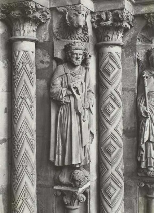 Freiberg, Dom. Goldene Pforte, König David : Goldene Pforte. Gewände-Statue König David, musizierend. 1225. Grillenburger Sandstein. Freiberg (Sachsen), Dom St. Marien