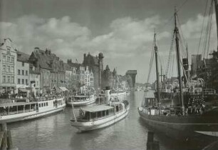 Danzig (Gdansk), Schiffsverkehr auf der Mottlau mit Sternwarte und Krantor. Blick von der Grünenbrücke