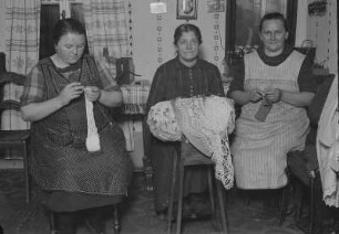 Frauen beim Häkeln, Klöppeln und Stricken : Frauen aus dem Erzgebirge beim Häkeln, Klöppeln und Stricken