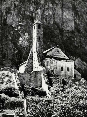 Blickauf die romanische Kirche S. Maria del Castello