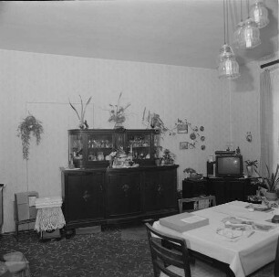 Gehöft (ehemalige Dampfbäckerei). Wohnzimmer (Zimmerecke mit Anrichte und Eßtisch)