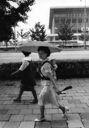 Nordkorea 1982. Im Zentrum der Hauptstadt Pjöngjang. Frau mit der traditionellen Tragehalterung für Kleinkinder