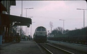 Blaufelden Lok 218 412 Lok 215 081 Bahnsteig Gepäckkarren Bahnsteigüberdachung