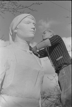 Der Bildhauer Walter Reinhold bei der Arbeit am Originalmodell der Trümmerfrau (Bronzeguß war für den Rathausplatz in Dresden bestimmt)