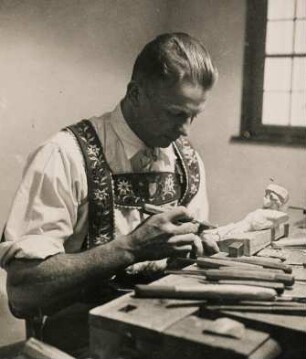 Oberammergau. Schnitzer bei der Arbeit in seiner Werkstatt. Er stellt Heiligenfiguren her