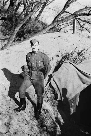 Zweiter Weltkrieg. Niederlande unter deutscher Besatzung. Angehöriger der deutschen Wehrmacht in Dünen an der Nordsee (wohl bei Den Haag)