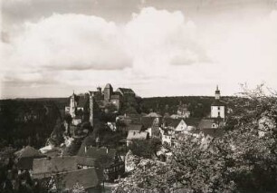 Hohnstein. Sächsische Schweiz. Blick auf die Stadt und die gleichnamige Burg. Rechts die von 1725 bis 1728 von George Bähr erbaute evangelische Stadtkirche