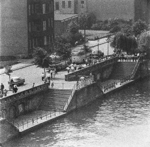 Berlin-Kreuzberg, Gröbenufer. Ufermauer der kanalisierten Spree