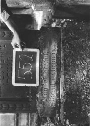Grabstein 552 (Index: 99895431) Material: Sandstein Zustand: gut, Sockel verwittert Maße HxBxT: 174x56x20 cm Beschreibung: Stele mit Rundbogenabschluss, kleiner Verdachung und Mittelakroter; Sockel Symbolik: Blüte: Grabstein 552 (2)