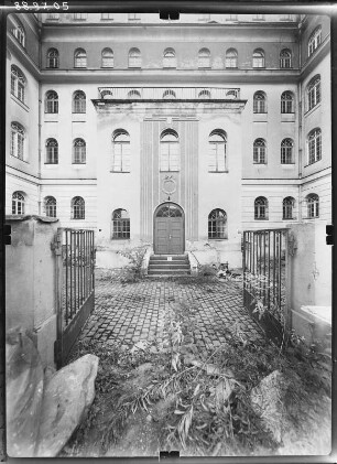 Dresden-Neustadt, Weintraubenstraße 3. EOS (Erweiterte Oberschule) "Romain Roland" (1914-1915; H. Erlwein). Hoffront (Teilansicht)