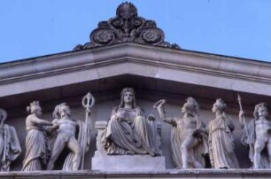 Walhalla bei Regensburg : Figurenfries an der Walhalla bei Regensburg, aufgenommen 2001
