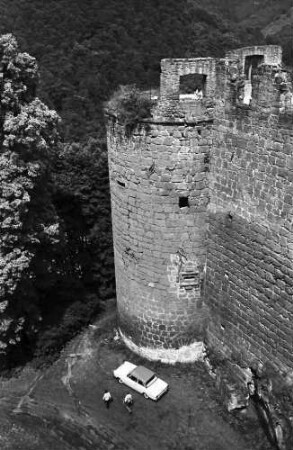 Hardenburg: Burg Hardenburg, Burg und parkender PKW, von oben