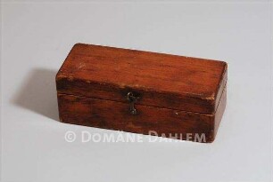 Holzkasten mit Gewichten