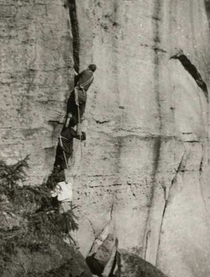 Sächsische Schweiz. Affensteine, Frienstein. Seilschaft Karlheinz Gonda, G. Junghans u. G. Straube im Südost-(Wießner)-Riß (VIIc)