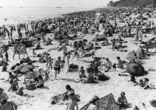 Hamburg-Nienstedten. Menschengewimmel an einem Wochenende. Viele Hamburger suchen Erholung am Elbestrand bei Nienstedten. Baden konnte man 1951 in der Elbe ohne Gesundheitsgefährdung