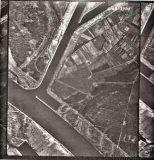 Amerikanische Luftbildaufnahmen von Kriegszerstörungen. Ausrichtung nach Osten. Rhein / Vorhafen / Rheinhafen. (Stichkanal und Becken 5)