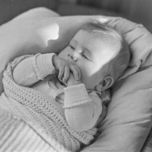Kleinkind im Bett