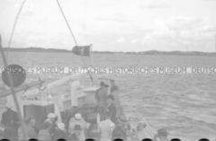 Passagiere des Hochseepassagierdampfers "Columbus" an Deck eines Zubringerbootes, Ausflug an Land