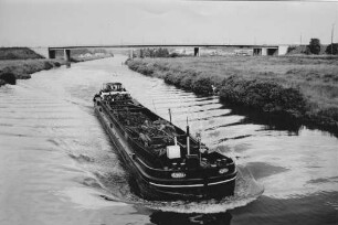Frachtschiff "Lydia" erzeugt Bugwelle