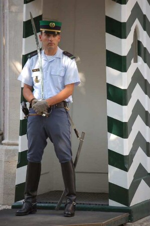 Lissabon, Armee-Posten mit gezogenem Säbel vor einem Ministerium