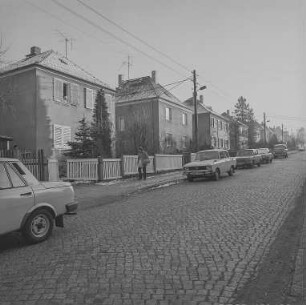 Dresden-Coschütz, Mannheimer Straße. Wohnhäuser (1920/1940). Blick von der Karlsruher Straße über die Fahrbahn mit Kleinpflaster