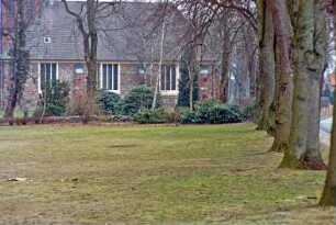 Hauptstraße / Kirchenweg: Dorfanger, Blick von Süden: Teilansicht: rechts Baumreihe: im Hintergrund Friedenskirche, Teilansicht