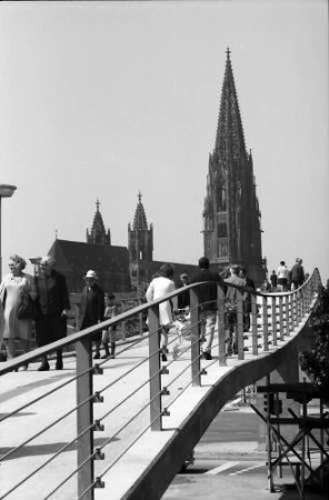 Freiburg: [Karlssteg] mit Fußgängern, Richtung Norden