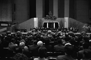 Eröffnung der deutsch-amerikanischen Freundschaftswoche mit einem Militärkonzert in der Schwarzwaldhalle.