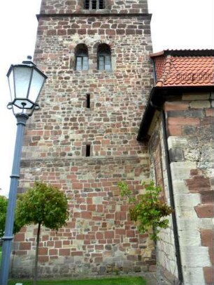 Evangelische Kirche - Kirchturm von Süden mit Schießscharten (Schlitzscharten) und veränderten Biforien sowie Werksteinen im Mauersteinverband