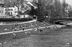 Freiburg: Lagernde an der Dreisam, von der Kronenbrücke